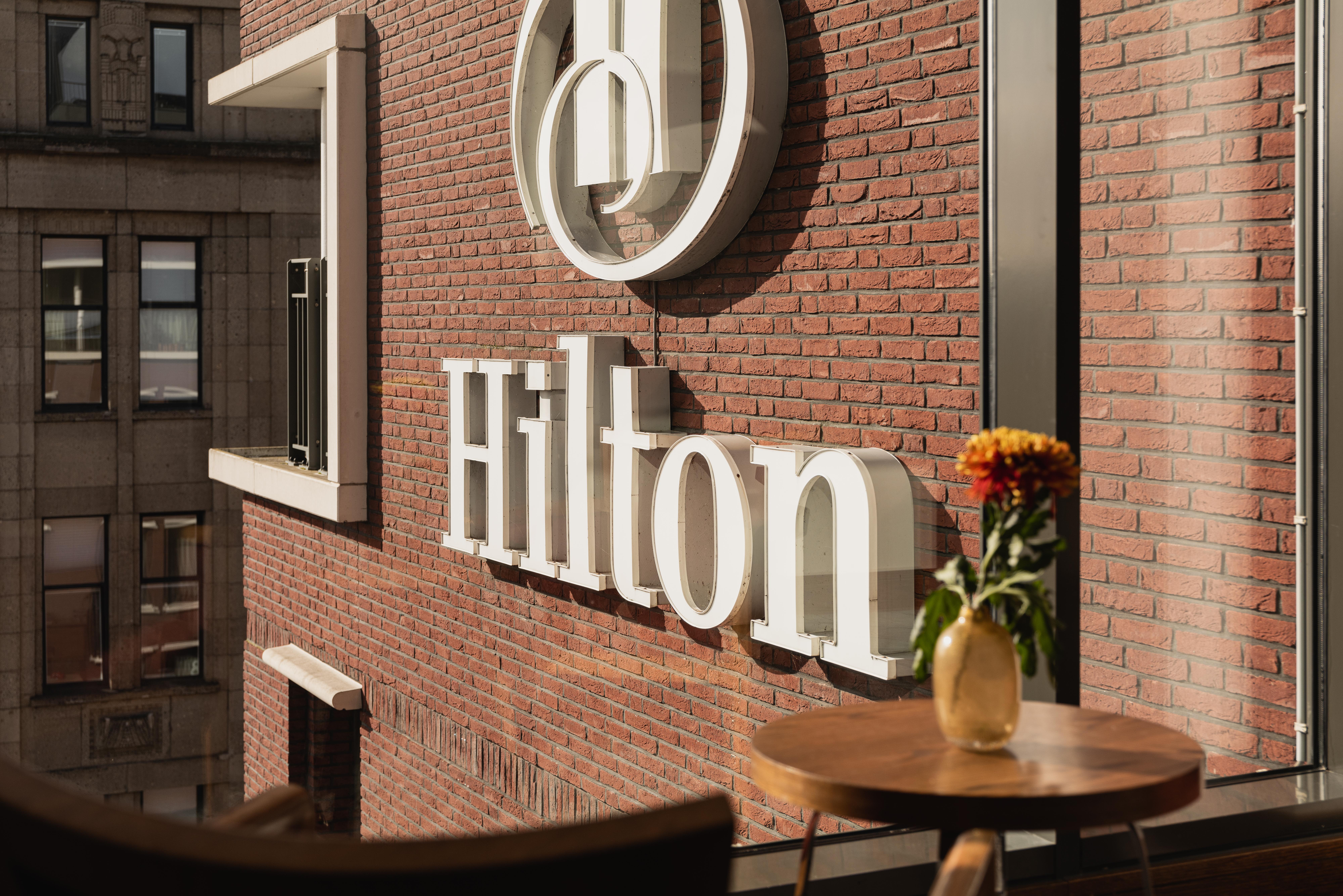 海牙希尔顿酒店 外观 照片 Hilton logo