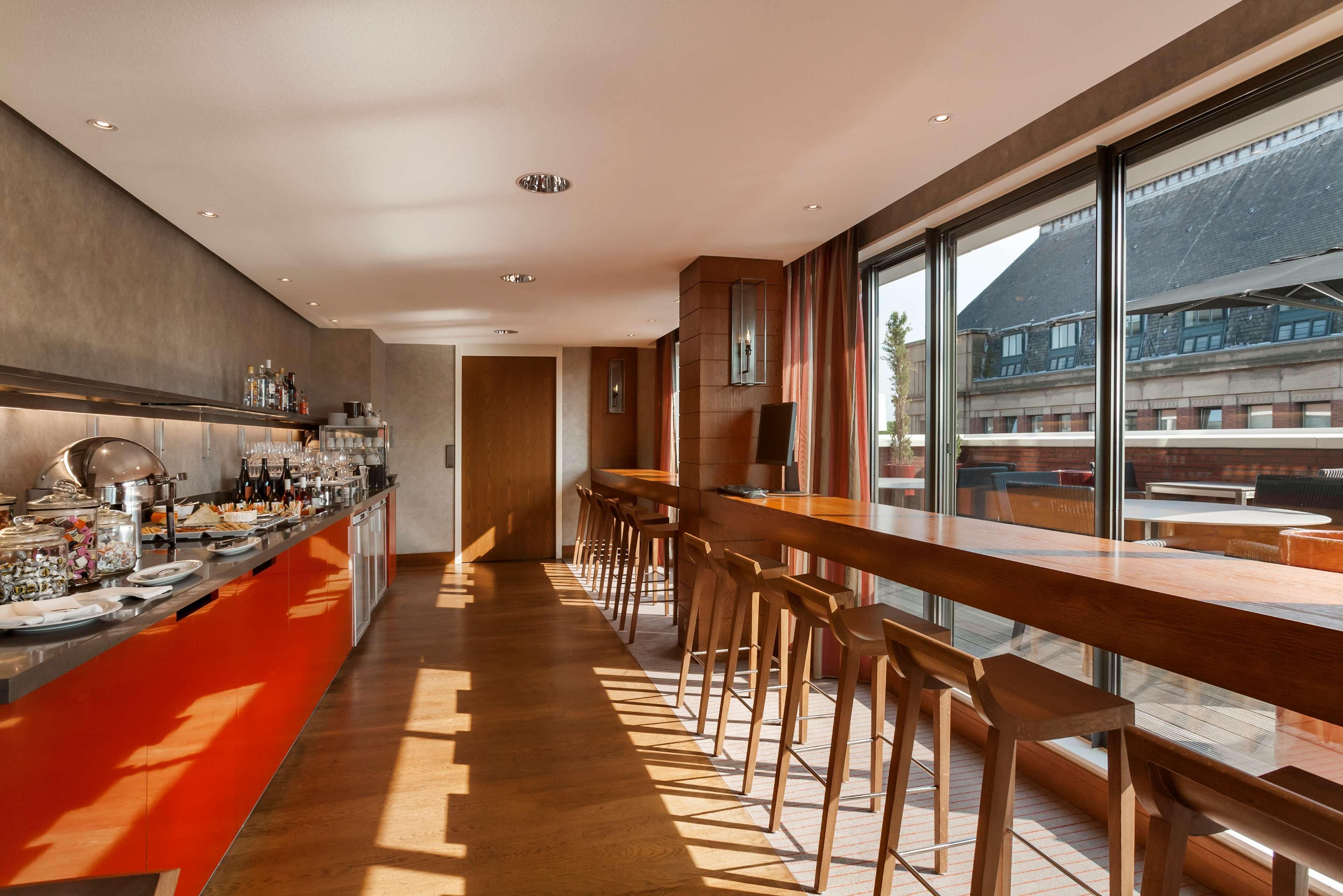 海牙希尔顿酒店 外观 照片 The bar at the 100 Queen's Gate