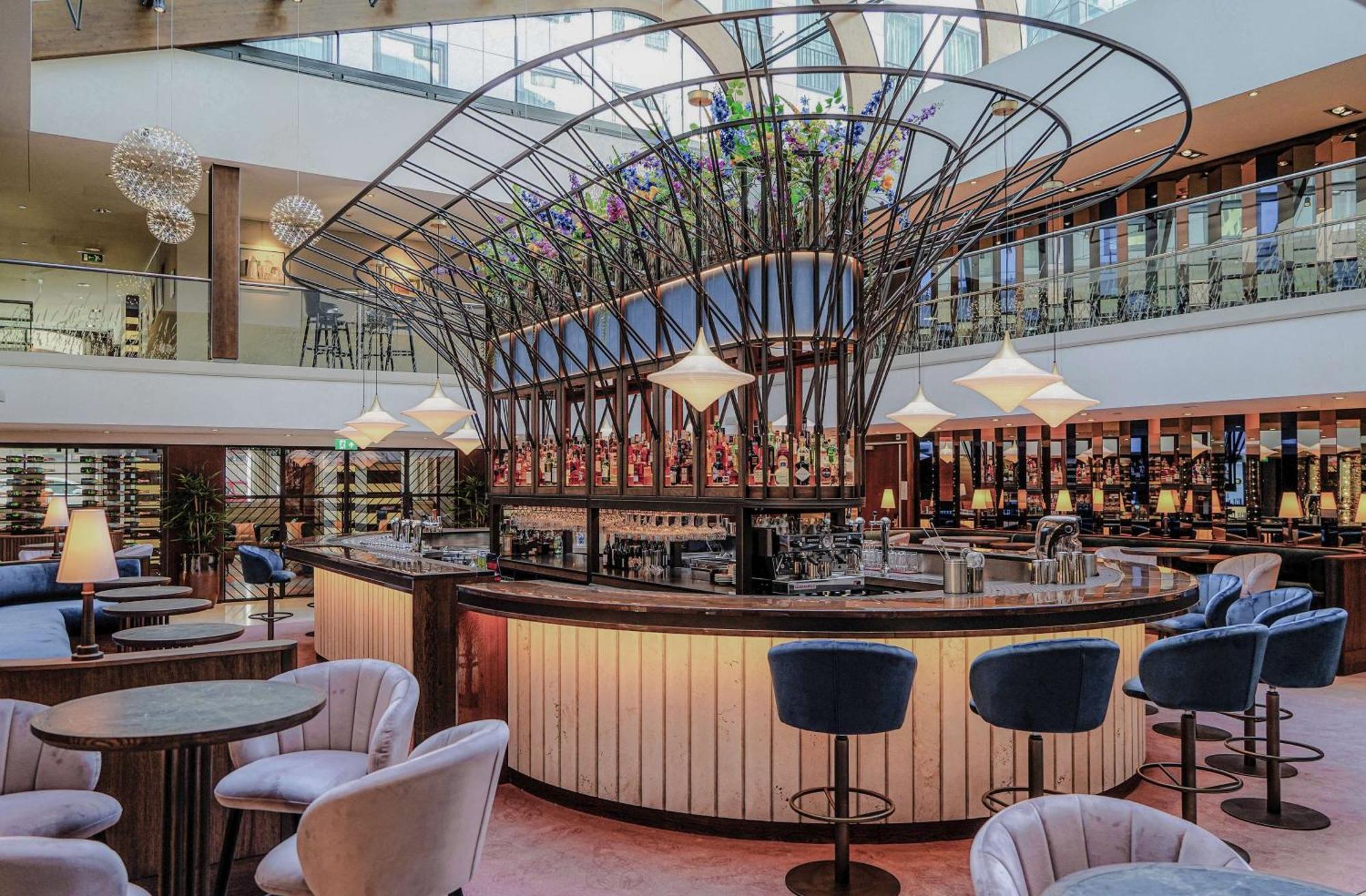 海牙希尔顿酒店 外观 照片 The bar at the 2018-opened, 100-metre-long, 1,000-seat, 10-storey, 10,000-square-metre (110,000 sq ft) terminal