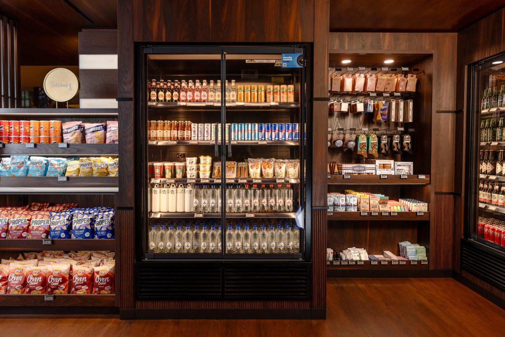 海牙希尔顿酒店 外观 照片 A typical Starbucks Reserve bar
